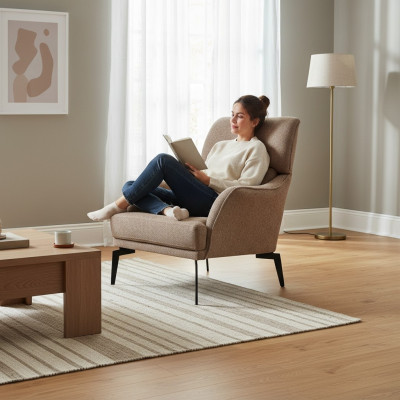 Esclusiva poltrona beige per soggiorno, poltrona imbottita di lusso, elegante monoposto.