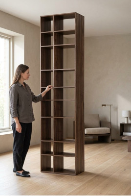 Mobile libreria in legno marrone moderno per il soggiorno. Nuovi mobili per l'arredamento.