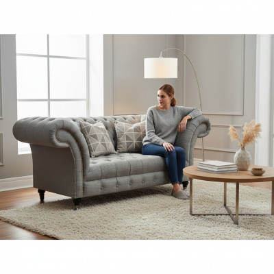 Divano a due posti per soggiorno in stile Chesterfield lussuoso in tessuto.