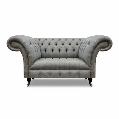 Divano a due posti per soggiorno in stile Chesterfield lussuoso in tessuto.