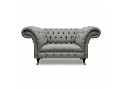 Divano a due posti per soggiorno in stile Chesterfield lussuoso in tessuto.