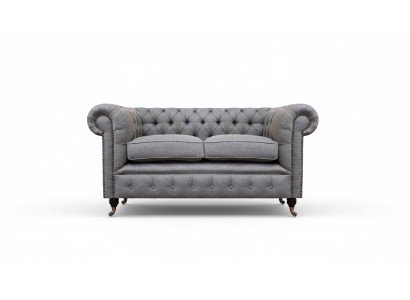 Divano design imbottito in tessuto grigio di lusso, due posti, stile Chesterfield.
