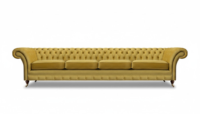 Soggiorno giallo divano quattro posti Chesterfield imbottitura arredo