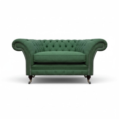 Elegante poltrona Chesterfield verde in tessuto per salotto, elegante monoposto.