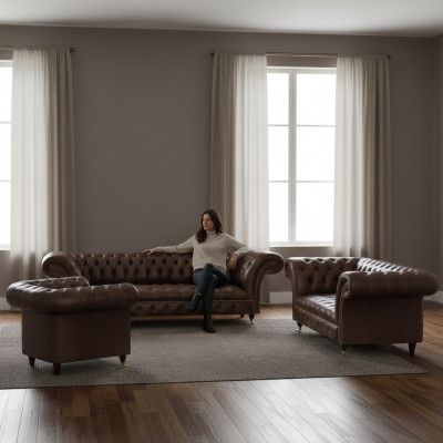 Divano in pelle Chesterfield marrone per il soggiorno con divano a 4 posti, divano a 2 posti e poltrona.