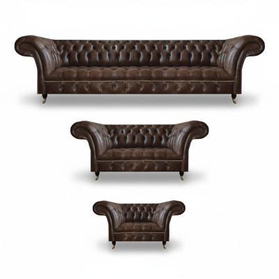 Divano in pelle Chesterfield marrone per il soggiorno con divano a 4 posti, divano a 2 posti e poltrona.