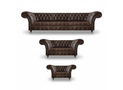 Divano in pelle Chesterfield marrone per il soggiorno con divano a 4 posti, divano a 2 posti e poltrona.