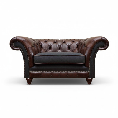 Chesterfield poltrona marrone-grigio in camera da letto moderna a un posto, mobili eleganti.