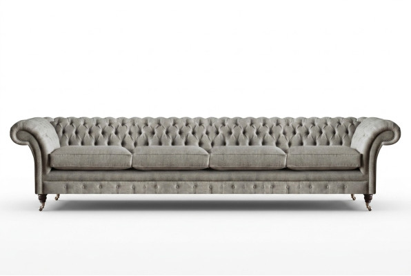 Sofà Chesterfield color grigio chiaro, design a 4 posti in tessuto.