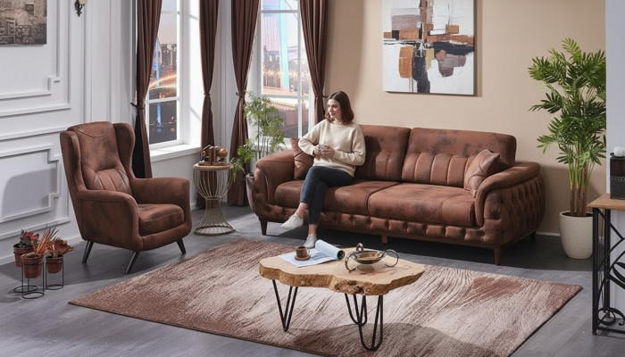 Divano a tre posti marrone con poltrona design per soggiorno
