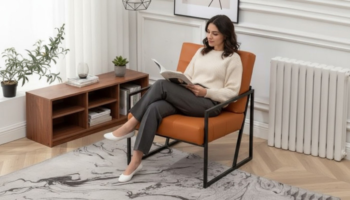 Sedia arancione per il soggiorno con nuove gambe metalliche di lusso e rivestimento in tessuto.   Sedia arancione per il soggiorno con nuove gambe metalliche di lusso e rivestimento in tessuto.