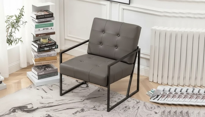 Salotto Poltrona Grigia Scuro con gambe in metallo e rivestimento in tessuto.