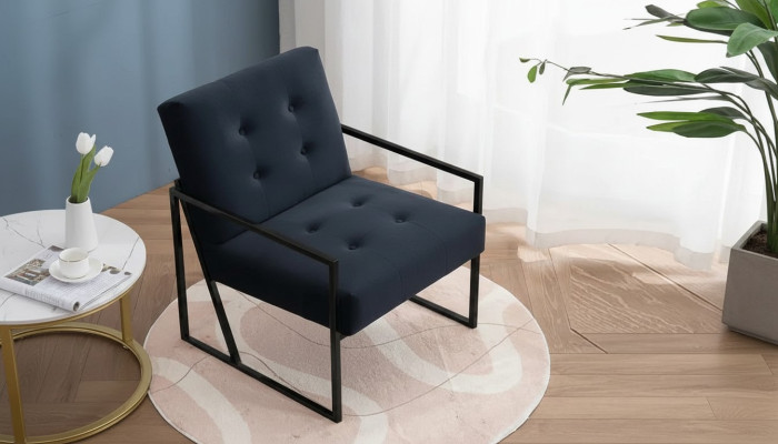 Accogliente poltrona nera in tessuto metall textile di alta qualità.
