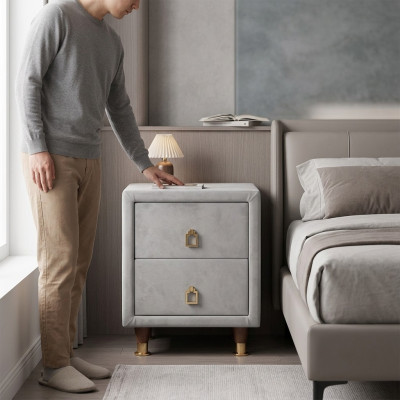 Comodino imbottito grigio chiaro, mobile da camera da letto di design con comodino.