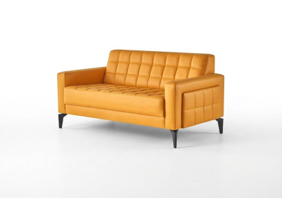 Divano giallo Chesterfield in pelle a due posti.