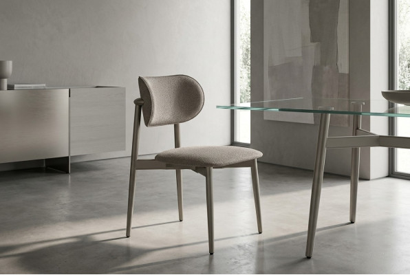 Sedia in tessuto beige dallo stile elegante per soggiorno e sala da pranzo