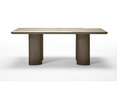 Elegante tavolo da pranzo in legno di design moderno