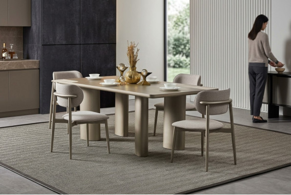 Elegante tavolo da pranzo beige con gambe in legno e 4 sedie in tessuto