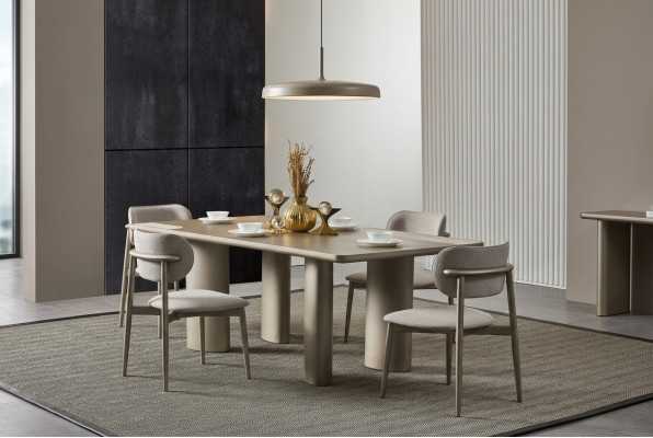 Elegante tavolo da pranzo beige con gambe in legno e 4 sedie in tessuto