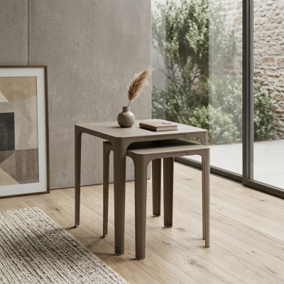 Tavolino in legno beige moderno ed elegante
