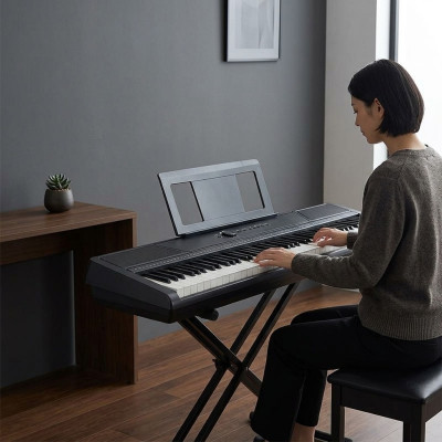 Piano digitale confortevole: 88 tasti, ritmi, Bluetooth – ideale per musicisti