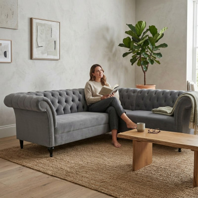 Divano angolare Chesterfield grigio, design a forma di L in velluto.