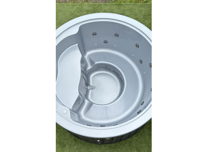 Whirlpool Badefass externer Holzofen Thermoholz luxuriöser Gartenpool Wellness