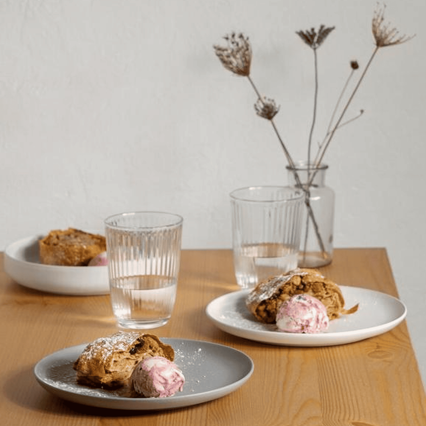 Tavola da pranzo apparecchiata per un pasto conviviale