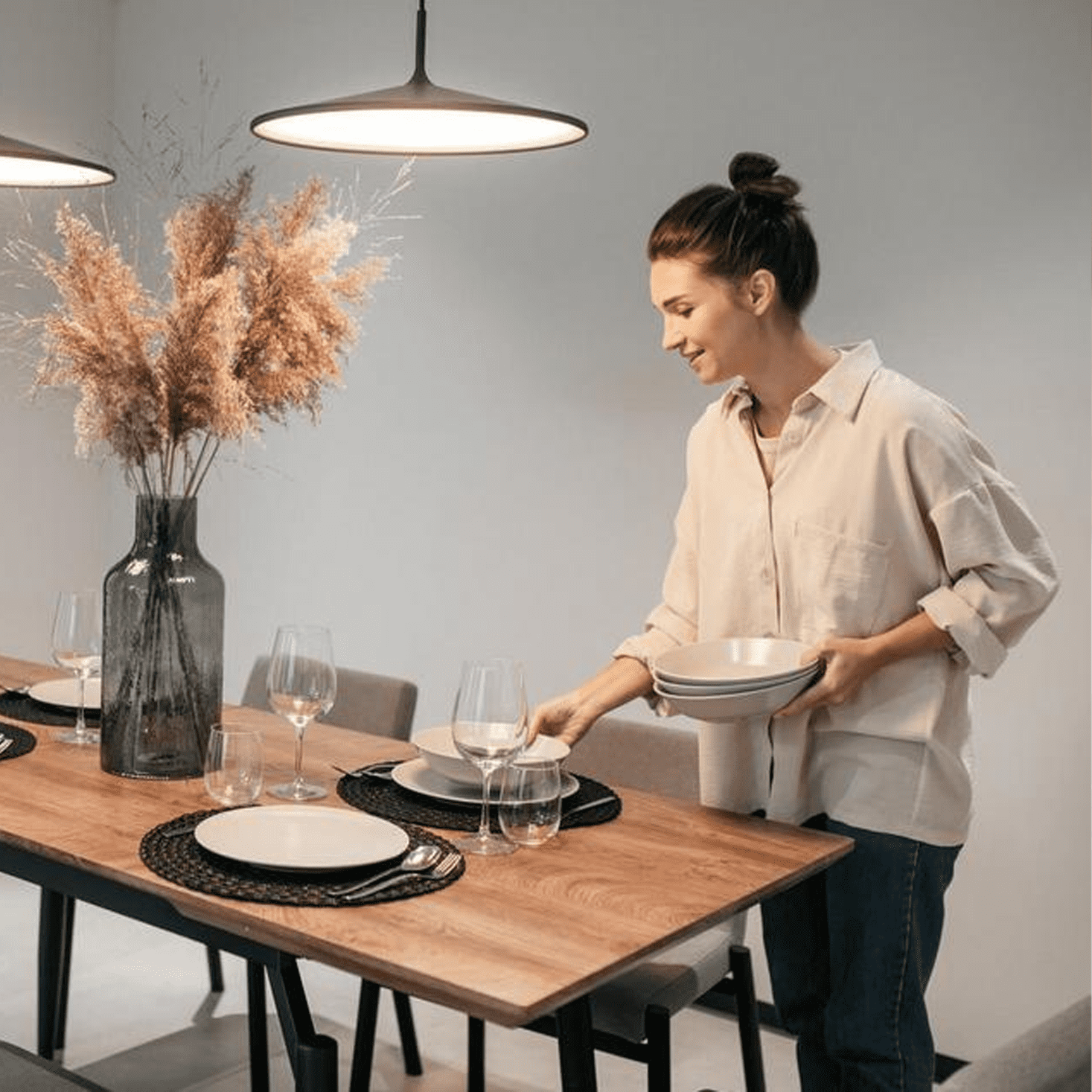 Vista laterale di un tavolo da pranzo elegante